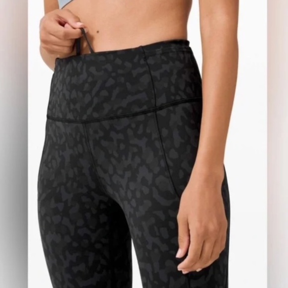 Lululemon Fast and Free Crop Leggings in Size 6- Formation Camo Deep Coal Multi - Picture 6 of 11